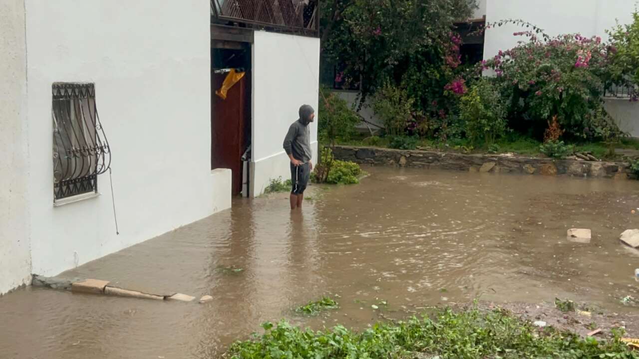 Bodrum’da Sel Felaketi: Araçlar Sular Altında Kaldı, Denizin Rengi Değişti 2